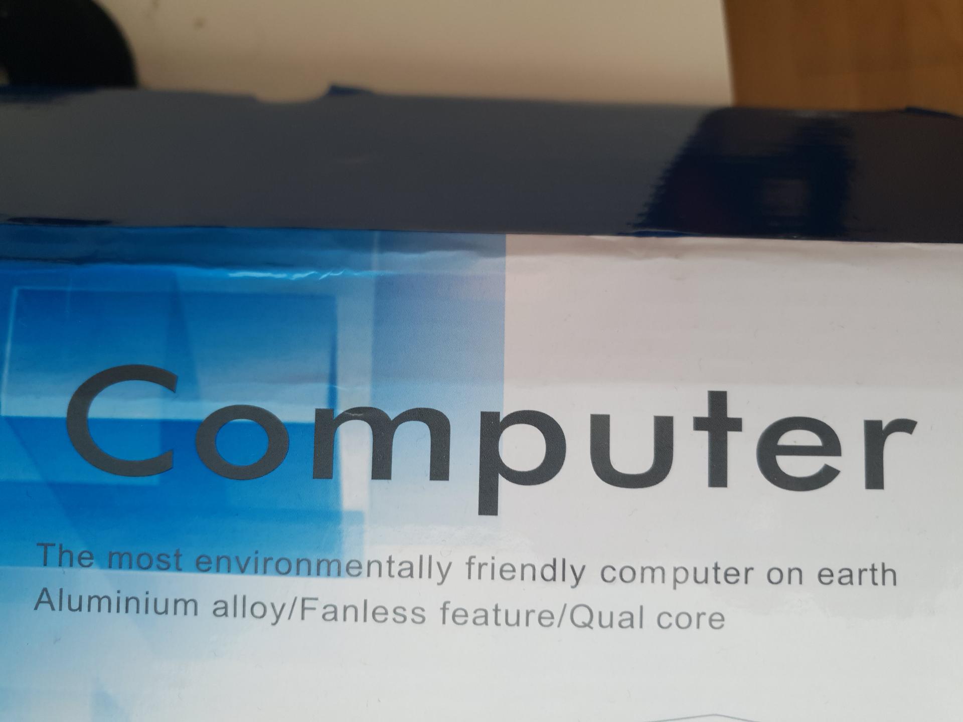 Opakowanie komputera z napisem QUAL CORE
